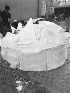 Il polistirolo per l'installazione di Gelitin in Fondazione Prada
