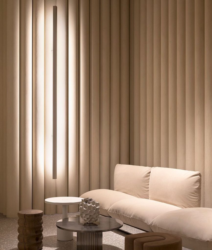 parete di design con cappette in polistirolo resinato